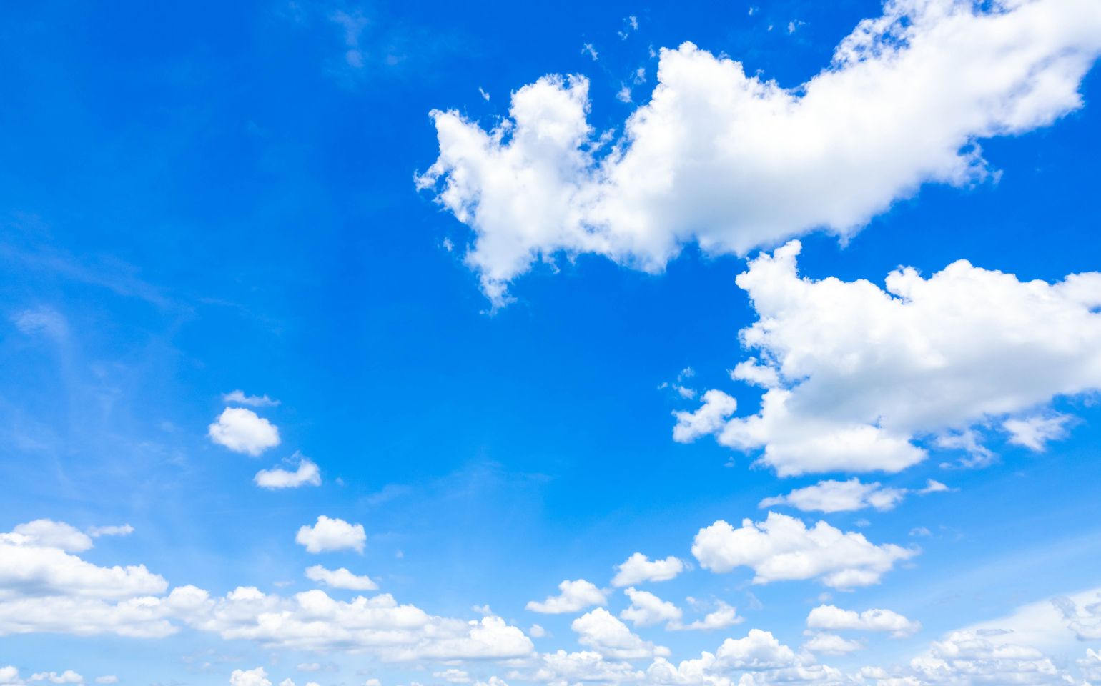 Iyengar Yoga für den Sommer: Blauer Himmel mit Wolken