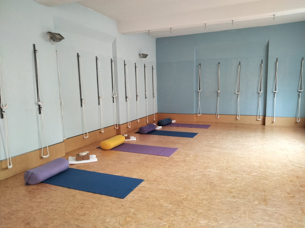 Der Raum mit Yogamatten